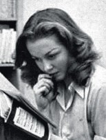 Clarice Lispector: Fotografia em preto e branco de uma mulher jovem lendo um livro com expressão concentrada.