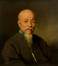 Ye Jinglong: Pintura a óleo de um homem chinês idoso com barba branca e cabeça raspada, usando trajes tradicionais.