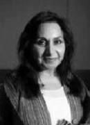 Ayesha Dharker: Retrato em preto e branco de uma mulher com cabelos escuros ondulados