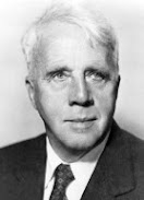 Robert Frost: Retrato em preto e branco de um homem idoso com cabelos brancos, vestindo terno e gravata.