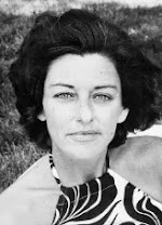 Anne Sexton: Retrato em preto e branco de uma mulher com cabelos escuros e ondulados.