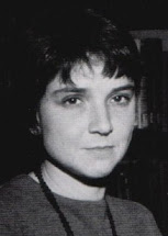 Adrienne Rich: Retrato em preto e branco de uma mulher com cabelo curto