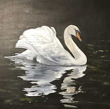 Pintura de um cisne branco deslizando sobre a água escura com seu reflexo visível.