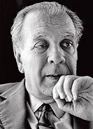 Jorge Luis Borges: Retrato em close-up de um homem idoso com a mão próxima ao rosto, em preto e branco.