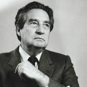 Octavio Paz: Retrato em preto e branco de um homem de terno olhando para o lado