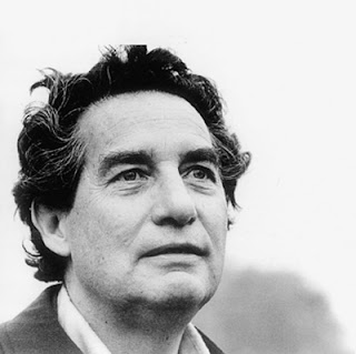 Octavio Paz: Retrato em preto e branco de um homem olhando para cima.