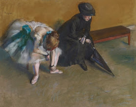 Pintura a pastel de Edgar Degas intitulada 'L'Attente' (A Espera), mostrando uma bailarina e uma mulher vestida de preto sentadas num banco.