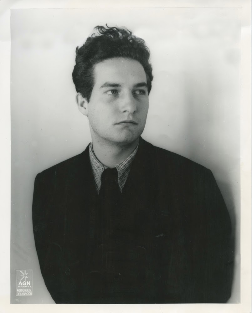 Octavio Paz: Retrato em preto e branco de um homem jovem vestindo terno e gravata, olhando para o lado.