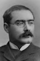 Rudyard Kipling: Retrato em preto e branco de um homem com bigode e óculos.
