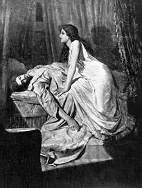 desconhecido: Uma fotografia artística ou cena teatral em preto e branco mostrando uma mulher debruçada sobre um homem que parece estar inconsciente ou morto em um leito.