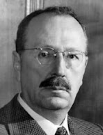 Agostinho da Silva: Retrato em preto e branco de um homem de óculos e bigode, vestindo terno.