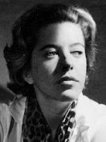Patricia Highsmith: Retrato em preto e branco de uma mulher jovem com o rosto iluminado lateralmente, usando um lenço com padrão de leopardo.