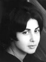 Forugh Farrokhzad: Retrato em preto e branco de uma mulher jovem com cabelo curto escuro.