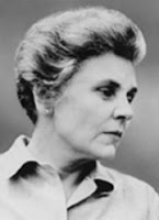 Elizabeth Bishop: Retrato em preto e branco de perfil de uma mulher com cabelo curto e volumoso.