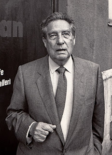 Octavio Paz: Retrato em preto e branco de um homem de terno e gravata, identificado como o escritor Octavio Paz.