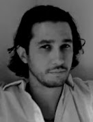 Rodrigo Santoro: Retrato em preto e branco de um homem com cabelo ondulado e bigode.