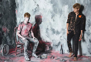 unknown: Uma fotografia conceitual ou editorial de moda com dois homens em um ambiente coberto de tinta cinza e vermelha, misturando roupas e cenário com texturas de pintura.