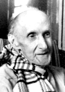 Agostinho da Silva: Retrato em preto e branco de um homem idoso usando um cachecol xadrez.