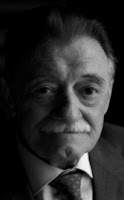 Mario Benedetti: Retrato em preto e branco de um homem idoso com bigode, vestindo terno e gravata.