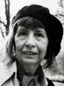Wislawa Szymborska: Retrato em preto e branco de uma mulher usando uma boina e um lenço no pescoço.