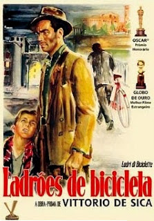 Vittorio De Sica: Cartaz do filme italiano Ladrões de Bicicleta (Ladri di Biciclette), mostrando um homem e um menino em primeiro plano e símbolos de premiações como Oscar e Globo de Ouro.