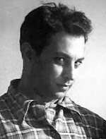 Alessandro Baricco: Retrato em preto e branco de um homem jovem usando uma camisa xadrez, olhando para a câmera.