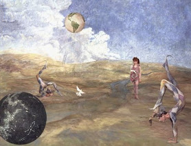 Uma colagem surrealista digital com figuras humanas em poses contorcidas, uma criança, pombas e globos terrestres flutuantes em uma paisagem árida.
