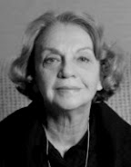 Lygia Fagundes Telles: Retrato em preto e branco de uma mulher idosa de cabelos ondulados.