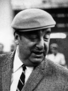Pablo Neruda: Retrato em preto e branco de um homem usando boina e terno.