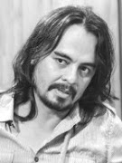 Valter Hugo Mãe: Retrato em preto e branco de um homem com cabelos compridos e barba.