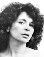 Teolinda Gersão: Retrato em preto e branco de uma mulher com cabelos cacheados volumosos.