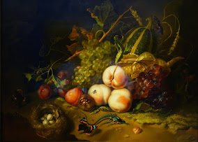 Pintura de natureza-morta com frutas (uvas, pêssegos, melão), um ninho de pássaro com ovos e uma borboleta