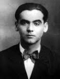 Federico García Lorca: Retrato em preto e branco de um homem jovem vestindo terno e gravata borboleta.