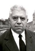Eugenio Montale: Retrato em preto e branco de um homem de cabelos grisalhos vestindo terno e gravata.