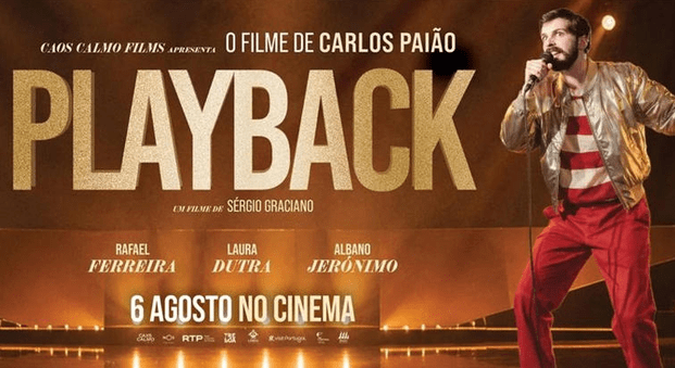 Rafael Ferreira: Poster promocional do filme 'Playback' sobre a vida de Carlos Paião, apresentando um ator caracterizado no palco.