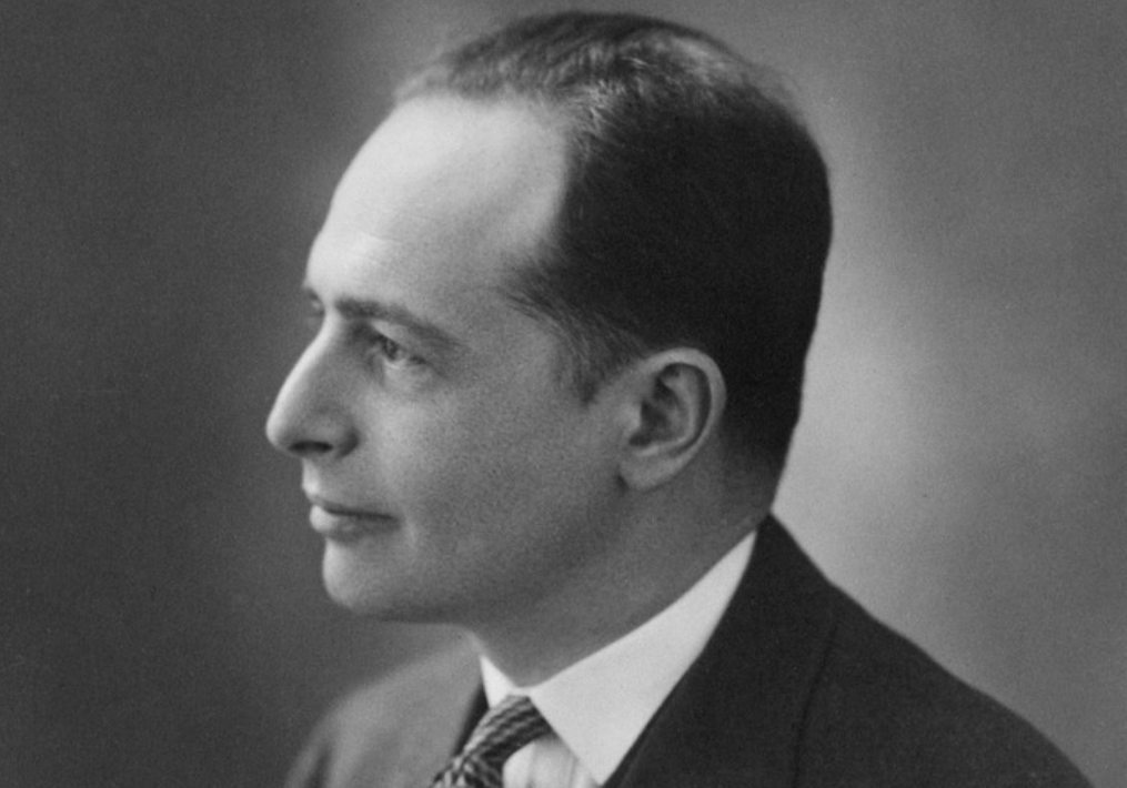 Jean-Pierre Melville: Retrato em preto e branco de perfil de um homem de terno.