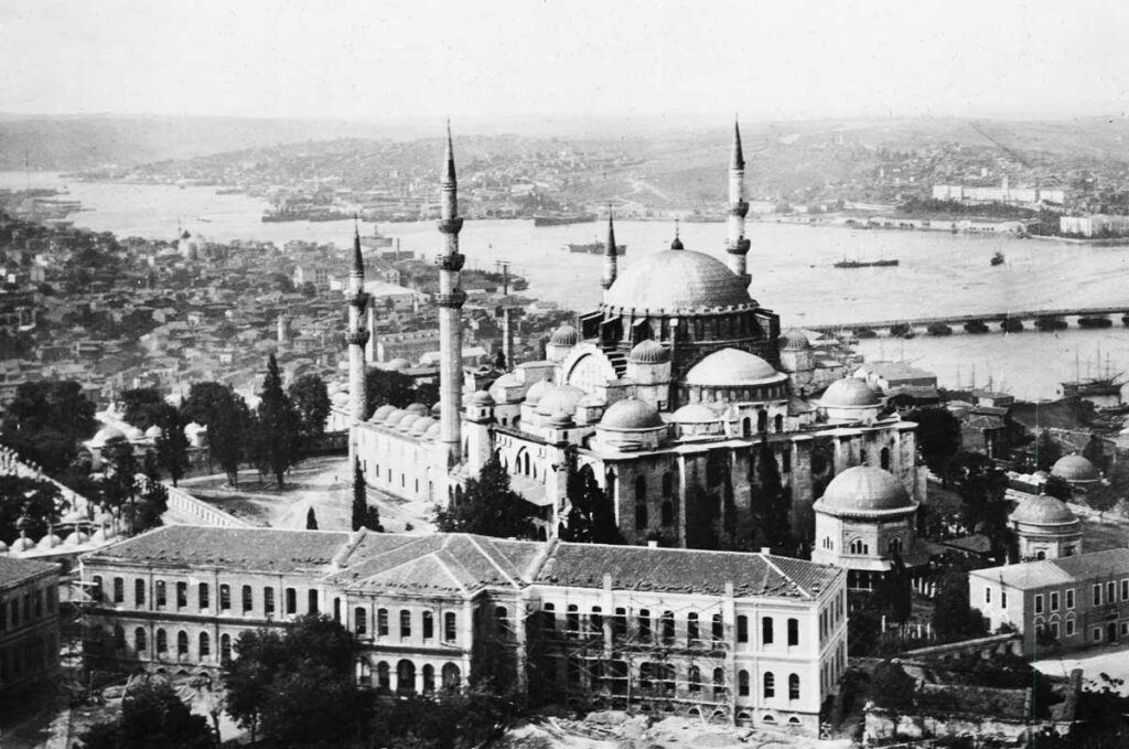 null: Fotografia aérea histórica em preto e branco da Mesquita de Süleymaniye em Istambul, com vista para o Corno de Ouro.