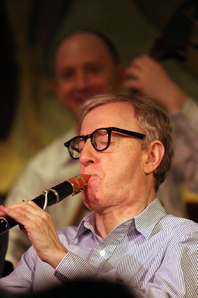 Woody Allen: O cineasta e músico Woody Allen tocando clarinete em uma apresentação de jazz.