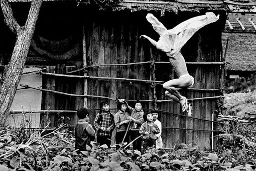 Resultado de imagem para Eikoh Hosoe, Kamaitachi #8 1965
