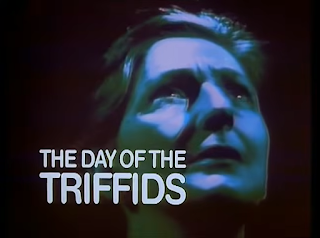 unknown: Frame do título da produção cinematográfica/televisiva 'The Day of the Triffids', mostrando o rosto de uma mulher iluminado em tons de azul.