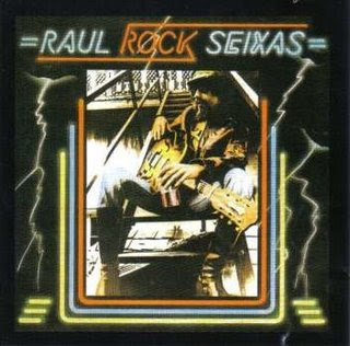 Raul Seixas: Capa do álbum Raul Rock Seixas mostrando o cantor sentado em uma escada segurando um violão, com molduras de neon e raios ao fundo.