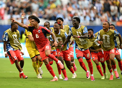 Duckens Nazon: Jogadores da seleção de futebol do Haiti comemorando um gol durante uma partida das eliminatórias para a Copa do Mundo de 2026.
