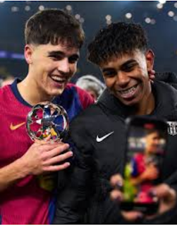 Pau Cubarsí, Lamine Yamal: Pau Cubarsí e Lamine Yamal celebrando com o troféu de Melhor em Campo da Champions League.