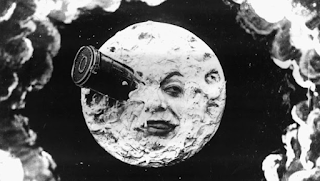 Georges Méliès (diretor): Cena icônica do filme mudo 'Le Voyage dans la lune' (Viagem à Lua) de 1902, mostrando um foguete atingindo o olho da Lua com rosto humano.