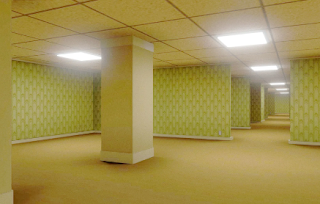 Espaço liminar de um escritório vazio com paredes amarelas e carpete, conhecido como 'The Backrooms'.