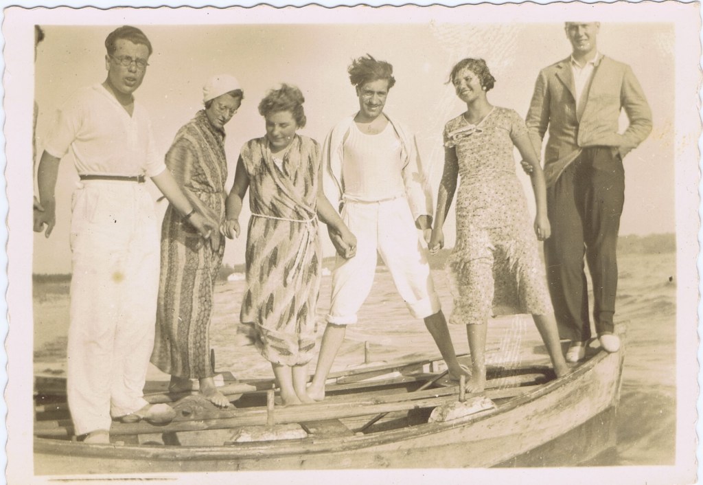 Boiro, 1933. Cos irmáns Martínez López, a nai destes a carón de Del Riego e dúas mulleres sen identificar.
Concello de Vigo-Fundación Fernández del Riego.