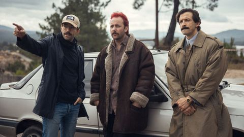 António Mortágua, David Cabecinha e outro ator: Uma fotografia de cena do filme 'Falar é Fácil' com três homens parados em frente a um carro branco em um ambiente externo.