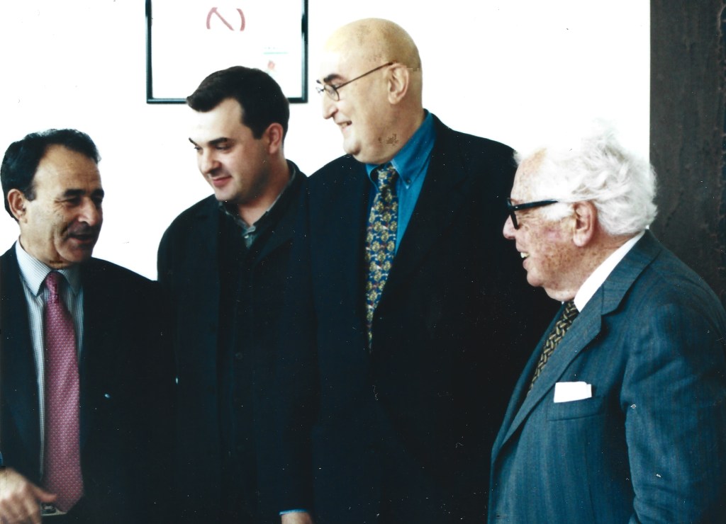 Trives (2002). Carlos Casares, Ramón Luís Acuña e Francisco Fernández del Riego. Eu andaba por aí.
