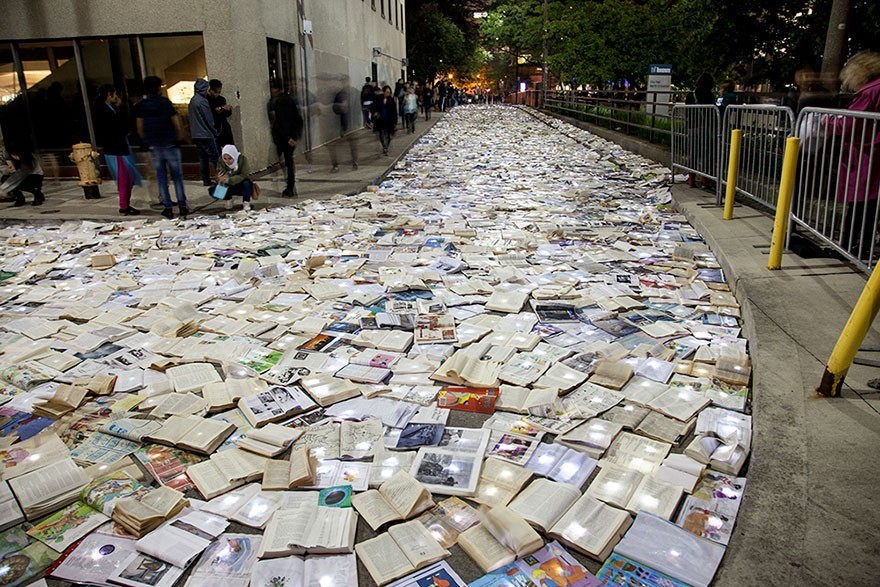 book-installation-literature-vs-traffic-luzinterru