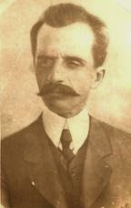 Antônio de Pádua Carreiro: Retrato antigo em tom sépia de um homem com bigode, vestindo terno e gravata.